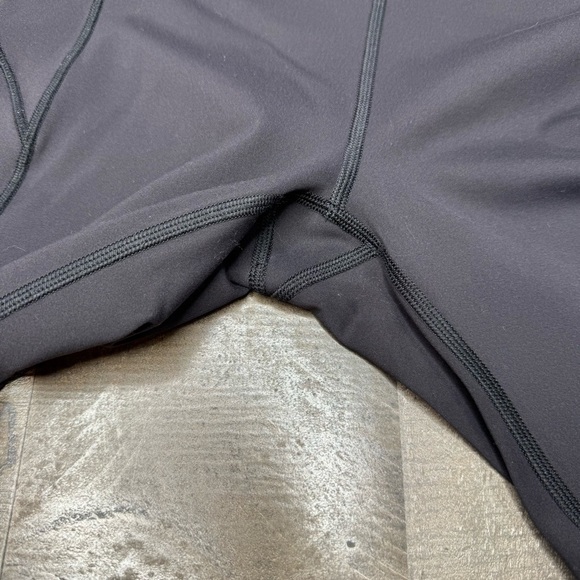 Lululemon Everlux In Movement Tight 25” size 6 - Picture 4 of 12